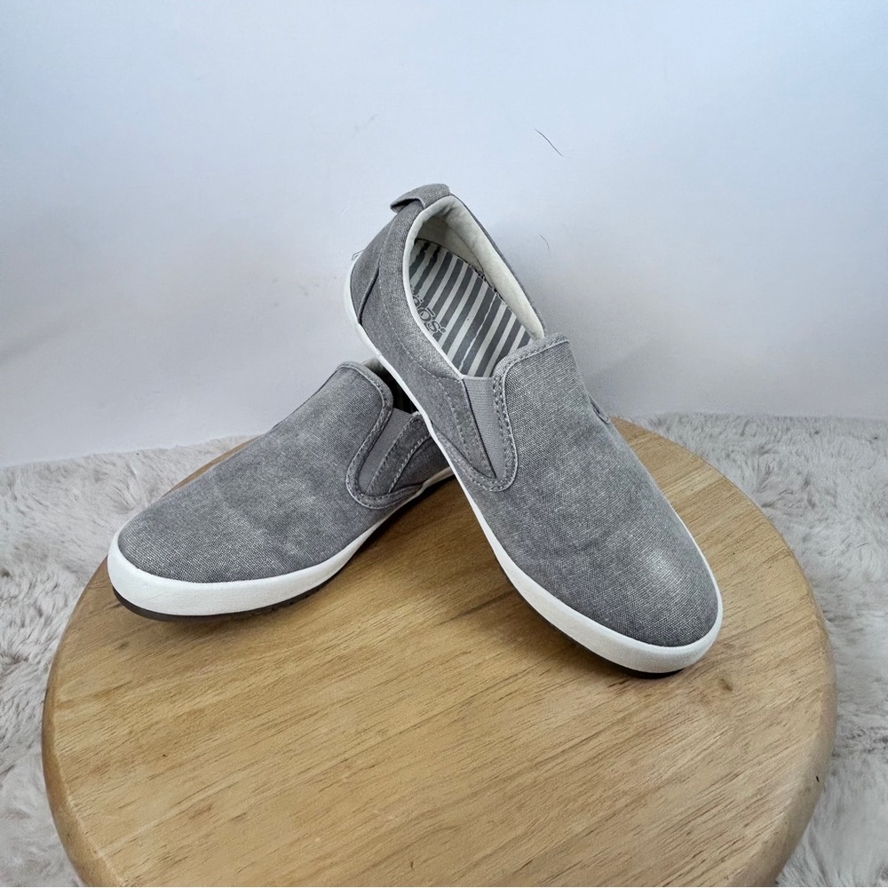 Taos Footwear Gray Sneakers with Elastic Panels and Rubber Soles